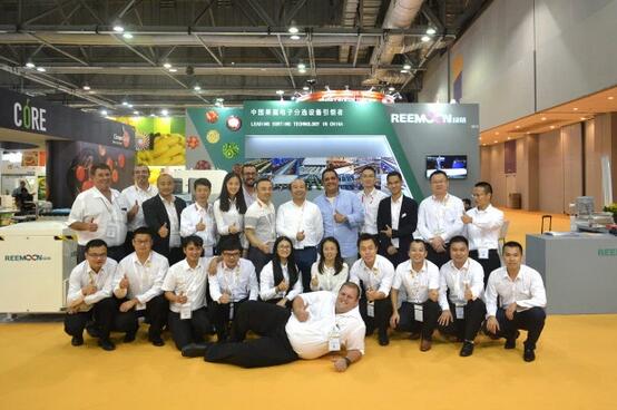 9月5日至7日，為期3天的“香港亞洲國際水果蔬菜展覽會”在香港亞洲國際博覽館隆重舉行。作為亞洲最大、也是唯一面向新鮮水果蔬菜的專業(yè)展會，“香港亞洲國際果蔬展”歷經多年發(fā)展，已成為世界果蔬行業(yè)的頂級盛會之一。參加本屆展會的都是來自全球領軍生鮮果蔬企業(yè)的行業(yè)領袖和精英，許多國家企業(yè)巨頭亮相果蔬展，參觀人數(shù)也