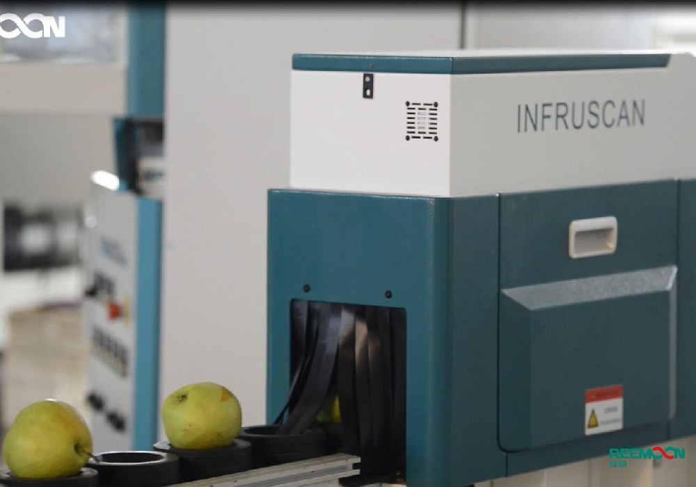 千斤梨分選只需2小時，山西運城引進自動選果機正好是盛夏8月，梨、黃桃等夏季水果陸續(xù)成熟上市的季節(jié)，為了滿足市場供給，為了提高農產品的附加值，為了緩解勞動力的不足，山西運城引進自動選果機，降低水果分選成本，緩解成本壓力。山西運城引進自動選果機，千斤梨分選只需2小時日前，山西運城某水果蔬菜