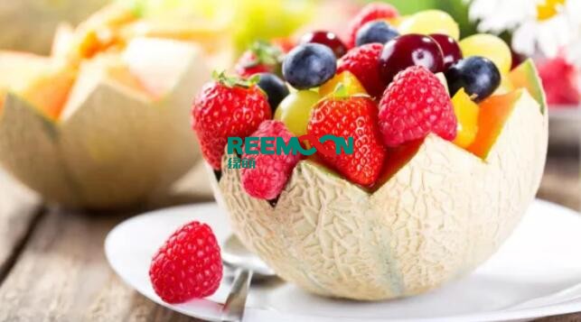 一條水果“通關(guān)”之路--從產(chǎn)地到餐桌（二）水果質(zhì)量上乘，甚至達(dá)到要求的完美，這只是完成了產(chǎn)品的過程。但從產(chǎn)品到商品的轉(zhuǎn)變才剛剛開始，如何保持日本農(nóng)產(chǎn)品的高商品率，除了工匠精神對(duì)待農(nóng)產(chǎn)品，農(nóng)產(chǎn)品的標(biāo)準(zhǔn)化分揀包裝工藝也是其立于不敗之地的法寶。從田地到果實(shí)選擇植物首先，農(nóng)民從果樹上摘水果，放在專