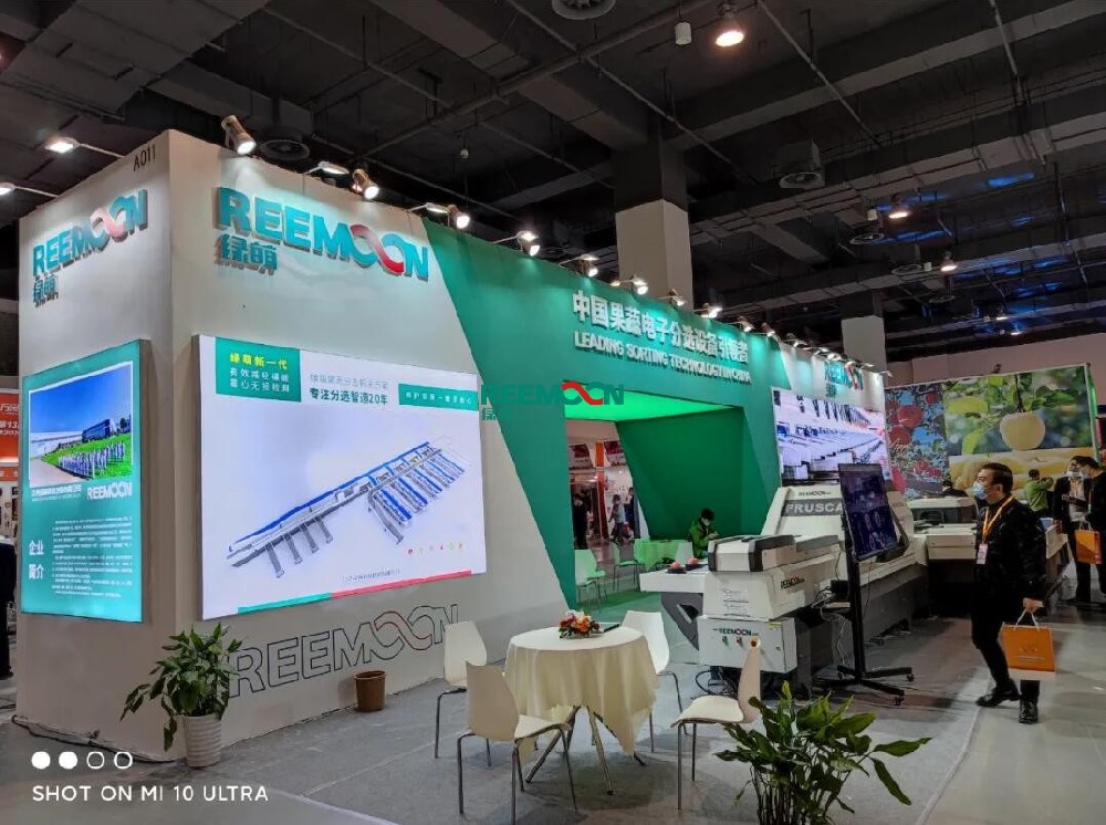 綠萌分選 讓您的水果好吃看得見(jiàn)綠萌出展2020萬(wàn)果風(fēng)云第13屆亞洲果蔬博覽會(huì)時(shí)間：2020年11月23日—11月24日地點(diǎn)：上海跨國(guó)采購(gòu)會(huì)展中心（光復(fù)西路2739號(hào)）A館A011江西綠萌科技控股有限公司是一家專(zhuān)注于果蔬采后分選處理的企業(yè)，公司自成立之日起，就致力于用科技及創(chuàng)新推動(dòng)世界水果采后技術(shù)進(jìn)步。經(jīng)過(guò)19年發(fā)展，
