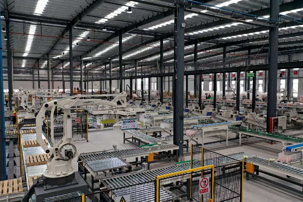 亞洲智能化程度領(lǐng)先的果蔬分選線——綠萌臍橙全自動(dòng)化分選線在安遠(yuǎn)橙中城三百山農(nóng)業(yè)科技正式投產(chǎn)使用。從上料到包裝出貨，這一全程智能化的分選模式，將開啟贛南臍橙產(chǎn)業(yè)發(fā)展的新路徑。綠萌分選技術(shù)的加持及數(shù)字化的賦能，將全面提升贛南臍橙的品質(zhì)把控和標(biāo)準(zhǔn)化建設(shè)，幫助贛南臍橙精準(zhǔn)投放至全球市場(chǎng)。