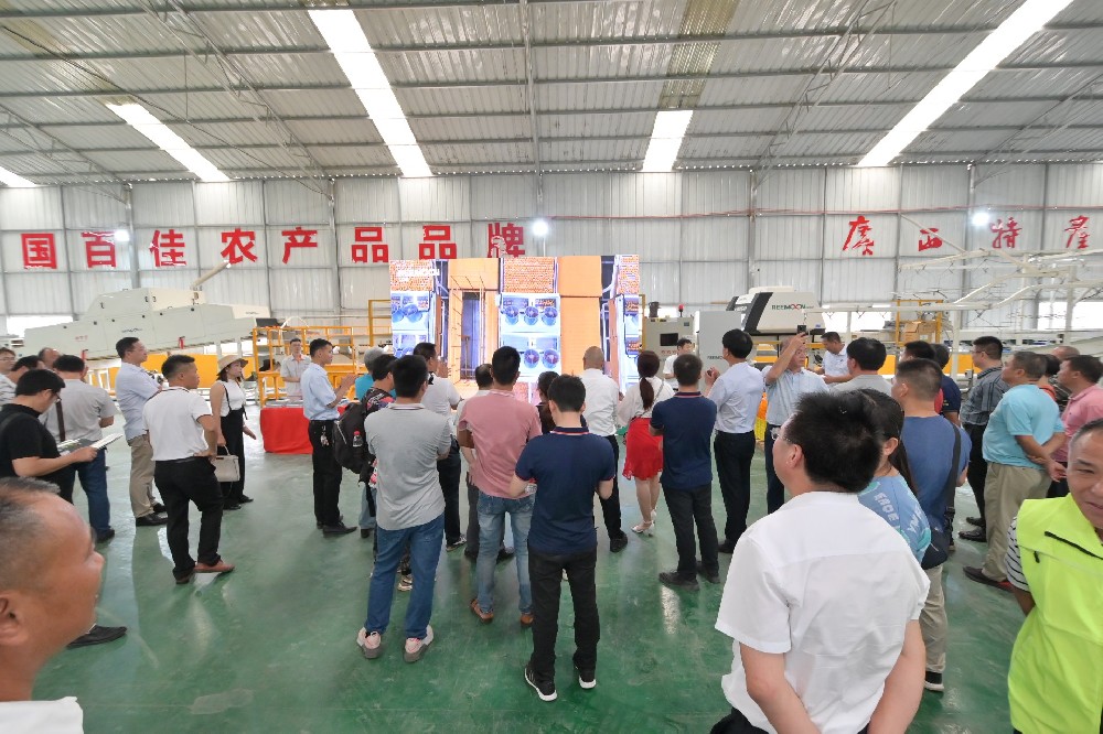 2021年6月29日上午10點“建黨百年特色活動·群南柑橘產(chǎn)業(yè)示范區(qū)研發(fā)培訓中心柑橘技術交流會”在廣西桂潔農(nóng)業(yè)有限公司舉行，交流會上同期舉辦了綠萌“FRUSCAN 7.0 視覺瑕疵檢測技術” 現(xiàn)場觀摩會。在觀摩過程中，與會人員詳細地觀看了綠萌宣傳視頻和現(xiàn)場演示，細致地了解了綠萌 FRUSCAN 7.0 視覺瑕疵檢測技術對果蔬分