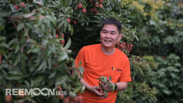 1655972373502599.png 黃其超在荔枝農場.png