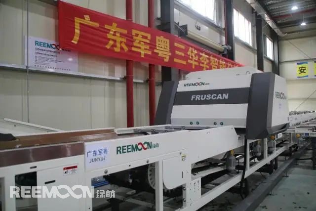 明亮的廠房里，一箱箱新鮮采摘，裹著晨露、鮮艷欲滴的錢排李被送上分選線。經(jīng)過(guò)紅外線高速拍攝的無(wú)損檢測(cè)，內(nèi)部AI智能分揀，自動(dòng)稱重計(jì)量后按質(zhì)量等級(jí)不同分為大小果包裝，運(yùn)往對(duì)應(yīng)的供應(yīng)商。廣東軍粵三華李智能分選供應(yīng)鏈中心這里是廣東軍粵信宜市銀妃李供應(yīng)鏈中心，坐落在云茂高速入口處。剛一過(guò)收費(fèi)站，一棟四方的黃色廠