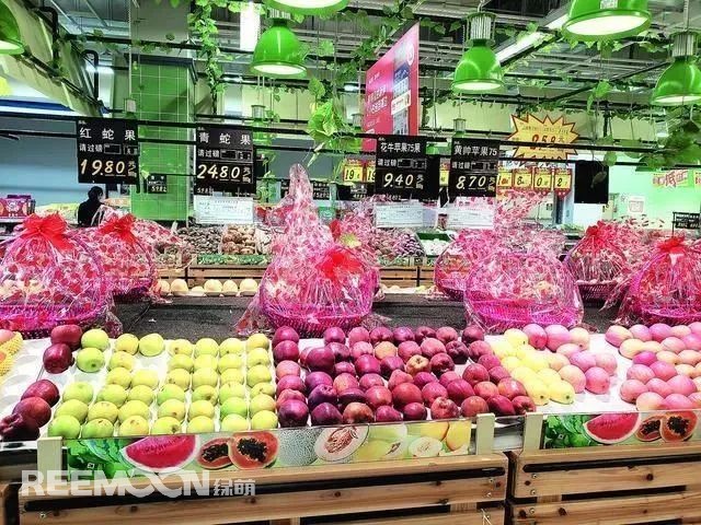 姹紫嫣紅的五月，既是時(shí)令鮮果陸續(xù)上市的節(jié)點(diǎn)，也是一些水果青黃不接的時(shí)候，但無(wú)論是什么水果，人們的需求總是很大。然而愛(ài)吃水果的市民會(huì)發(fā)現(xiàn)，這兩個(gè)月以來(lái)，許多水果價(jià)格高漲，像優(yōu)質(zhì)蘋(píng)果，一個(gè)價(jià)格都抵得上去年一市斤的售價(jià)了，連最普通的橘子、梨，價(jià)格都居高不下。價(jià)格飆升，市民直呼“吃不起”不少水果零售價(jià)格均比