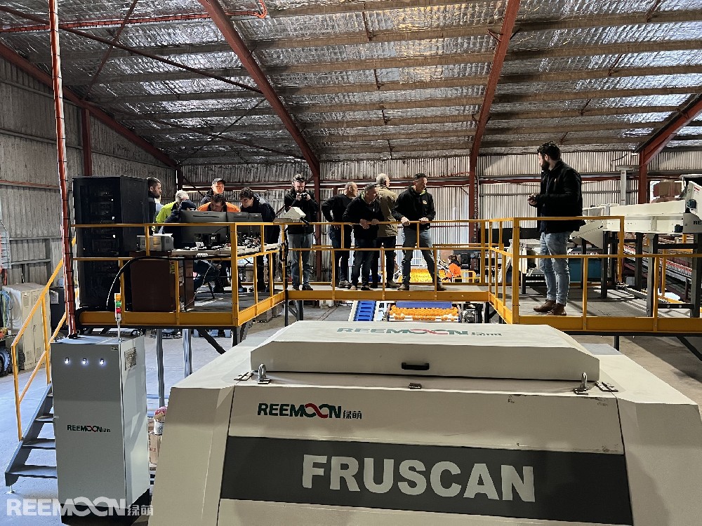 日前，應(yīng)用于Clear Lake Citrus的新型Fruscan 7四通道分選機(jī)在澳大利亞格里菲斯的綠萌展示活動(dòng)中驚艷亮相。該設(shè)備是目前綠萌在澳大利亞所安裝的最新也是最大的設(shè)備。綠萌新型Fruscan 7四通道分選機(jī)展示活動(dòng)現(xiàn)場(chǎng)來自澳大利亞各地的種植者和包裝廠商來到這家柑橘包裝廠參觀了這臺(tái)配備了Fruscan 7系統(tǒng)（綠萌的最新瑕疵分選技術(shù)