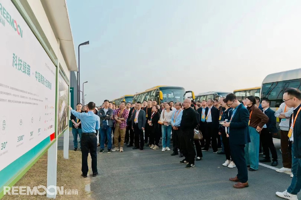 11月25日—26日，為期兩天的2023贛南臍橙國際博覽會暨中國柑桔學(xué)會2023年學(xué)術(shù)年會在贛南臍橙的發(fā)源地江西省信豐縣盛大召開！大會期間，綠萌的觀摩活動令人矚目，演示最新柑桔智能分選技術(shù)，全方位展示推動柑桔產(chǎn)業(yè)標(biāo)準(zhǔn)化、數(shù)字化、品牌化發(fā)展的創(chuàng)新力量。綠萌的觀摩活動分兩個環(huán)節(jié)，現(xiàn)場演示臍橙AI分選流程和綠萌智能裝備產(chǎn)