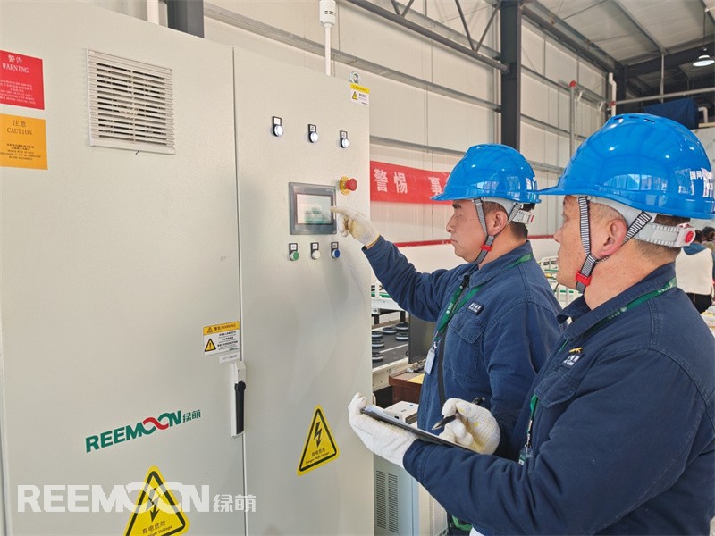 金秋收獲季，在阿壩州小金縣八角鄉(xiāng)公達村農(nóng)村合作社分揀車間內(nèi)，一臺臺智能蘋果分揀機正高速運轉(zhuǎn)，通過精準稱重、AI視覺檢測等技術(shù)，精準完成果實的稱重、檢測與評級。而這一切高效運轉(zhuǎn)的背后，離不開穩(wěn)定可靠的電力支撐。從過去人工分揀的“磕磕碰碰”到如今生產(chǎn)線的“精準高效”，小金縣的蘋果產(chǎn)業(yè)正經(jīng)歷著一場由電力驅(qū)動